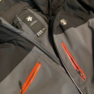 Descente ski jacket - medium - excellent condition